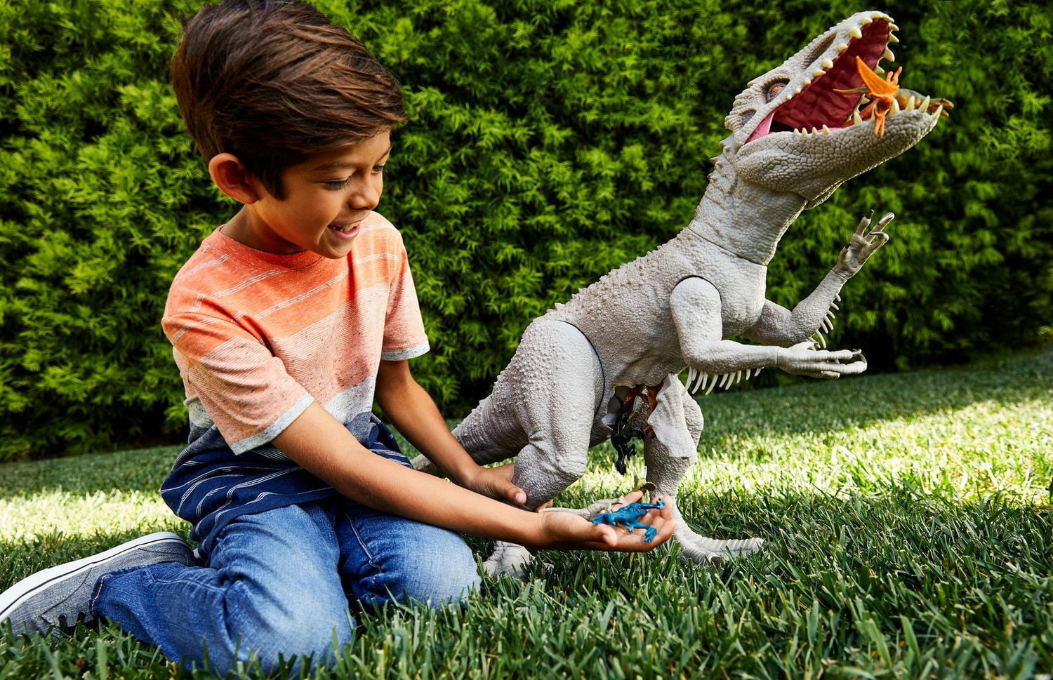 Jurassic World Super Colossal Indominus Rex and small figure ...