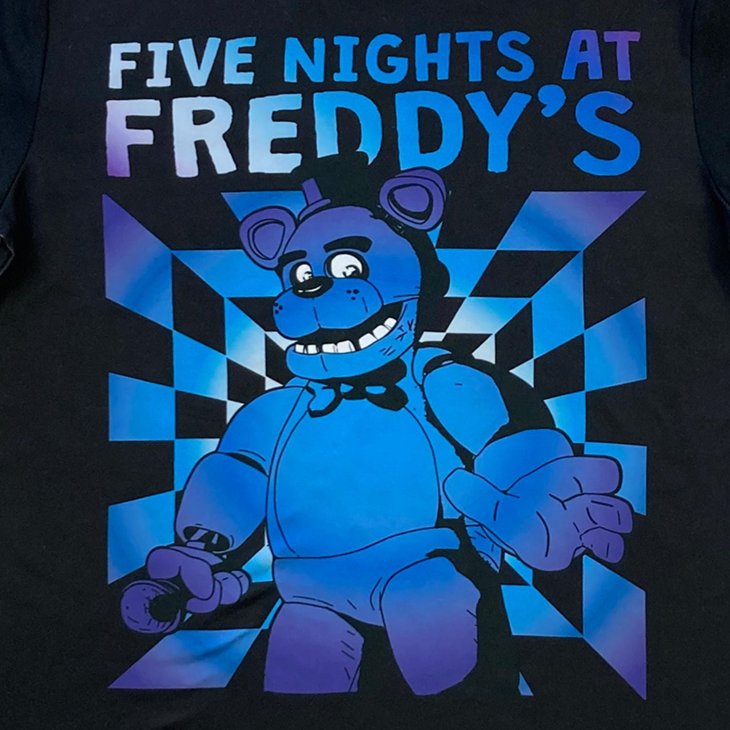 Five Night at Freddy's Ensemble pyjama garçon. Cet ensemble pyjama 2 pièces pour garçon a un col ras du cou à manches longues ainsi qu'un pantalon long avec ceinture élastique et