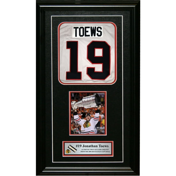 Frameworth Sports Reproduction numérotée encadrée avec morceau de filet Blackhawks de Chicago Coupe Stanley 2010  Jonathan Toews