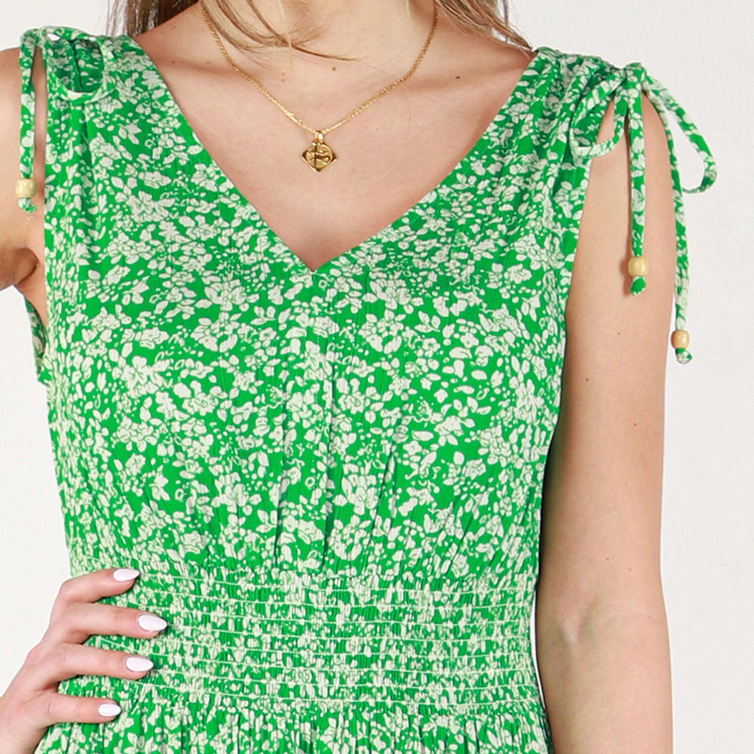 DV Robe longue florale sans manches avec col en V et ourlet à volants en gradins