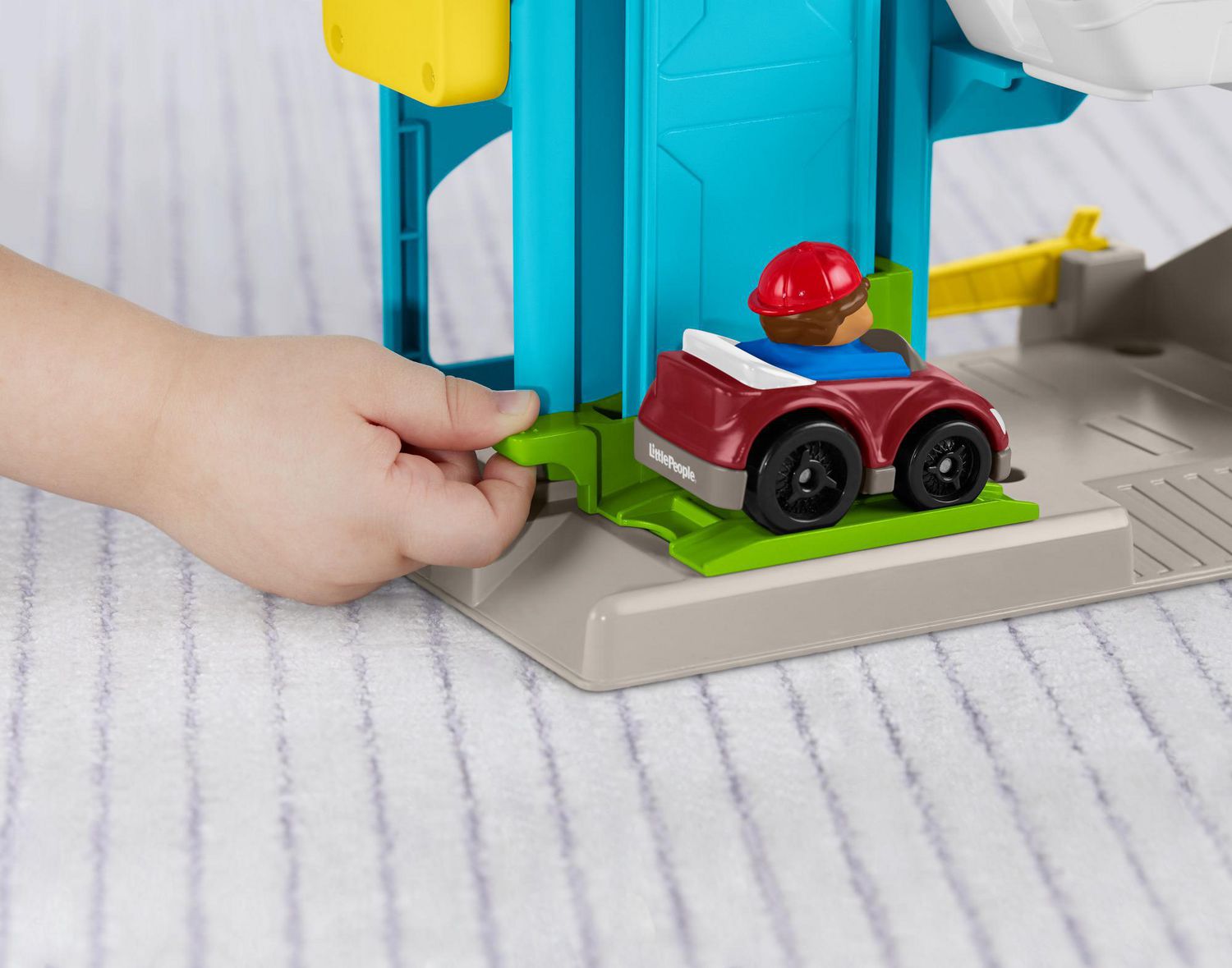 Fisher-Price Little People le garage de l'aimable voisin avec 2 voitures  incluses, jouet pour enfant de 1 an et demi à 5 ans, FHG50