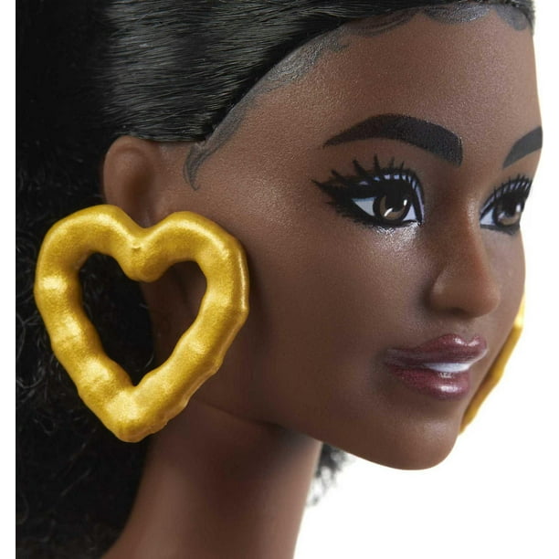 Belle poupée Barbie noire avec piercing à la peau en chocolat noir, yeux  noisetier et cheveux bouclés sauvages · Creative Fabrica