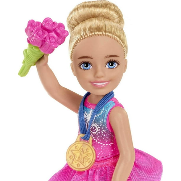Coffret Barbie Chelsea Patineuse avec Poupée Chelsea Patineuse (Blonde, 15  cm), Étui de Transport, Bouquet, Médaille, Trophée et Gourde, Cadeau Idéal  pour Enfants à partir de 3 ans 