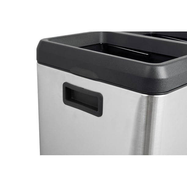 La poubelle double et la poubelle de recyclage Step N 'Sort 40L avec  ouverture à ressort et couvercle à fermeture lente mains libres. Blanc