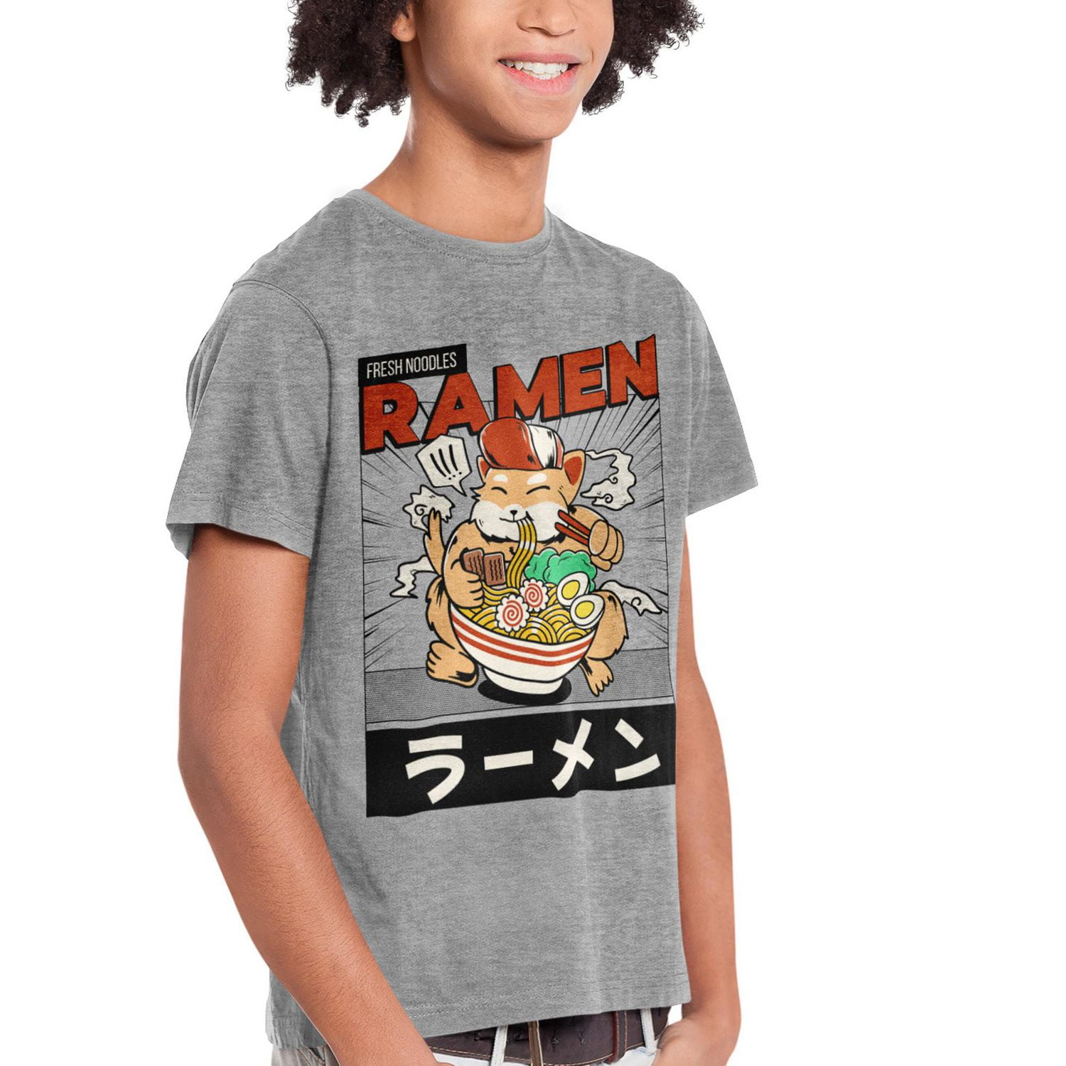 Ramen T-shirt de base pour garçon. Ce t-shirt à col rond pour garçons a des manches courtes et un imprimé tendance et Tailles TP à TG