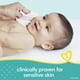 Boîte de lingettes pour bébés non parfumées Pampers Sensitive – image 3 sur 9