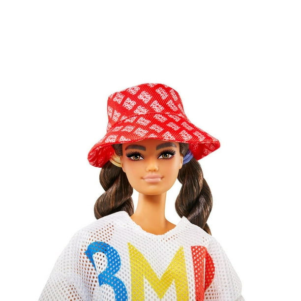 Poupée Barbie BMR1959 Tendance Entièrement Articulée Brune, portant un T- shirt en maille filet, un Pantalon de Jogging à Carreaux et un bob​ 