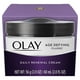 Crème ravivante quotidienne, hydratant pour le visage classique Olay Défi au temps 236.5ml (8 fl oz) – image 2 sur 9