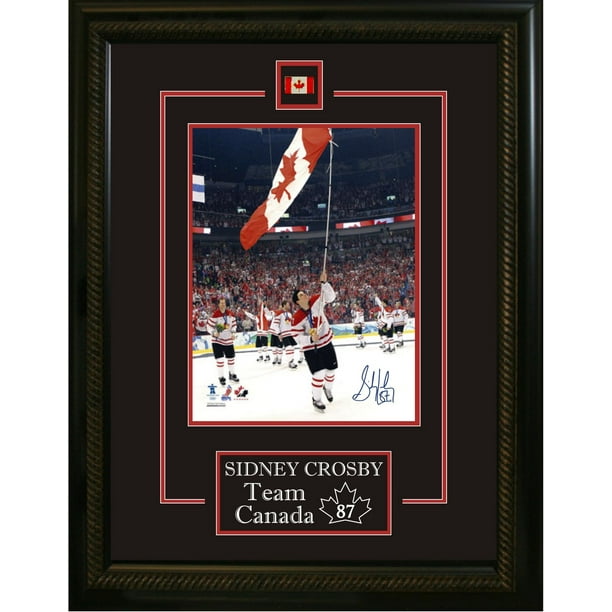 Sidney Crosby Team Canada Waving Drapeau Signé encadré 8x10