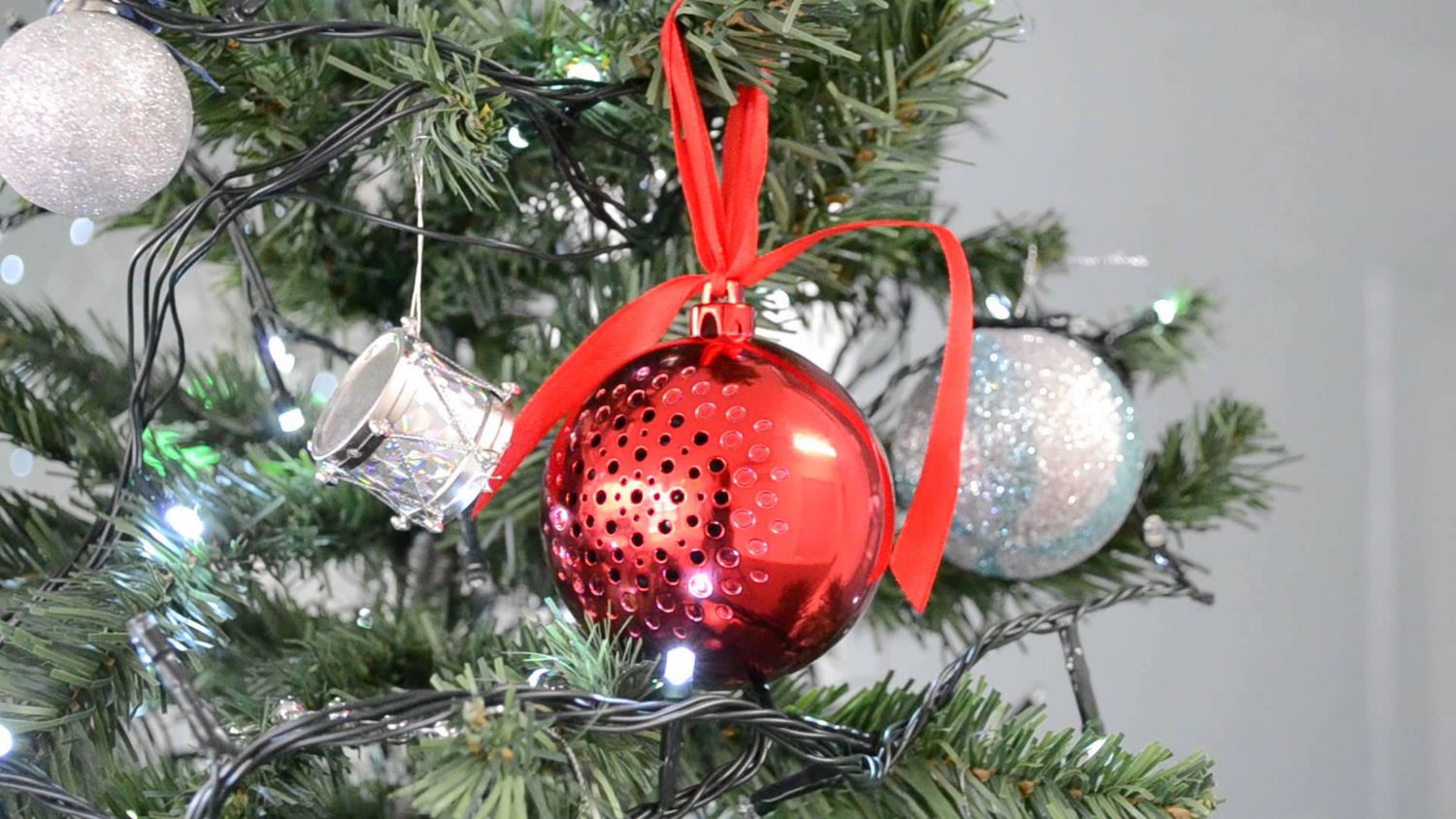Solaray Silver Ornament Christmas Tree Decor Bluetooth Wireless Speaker USB NEW 