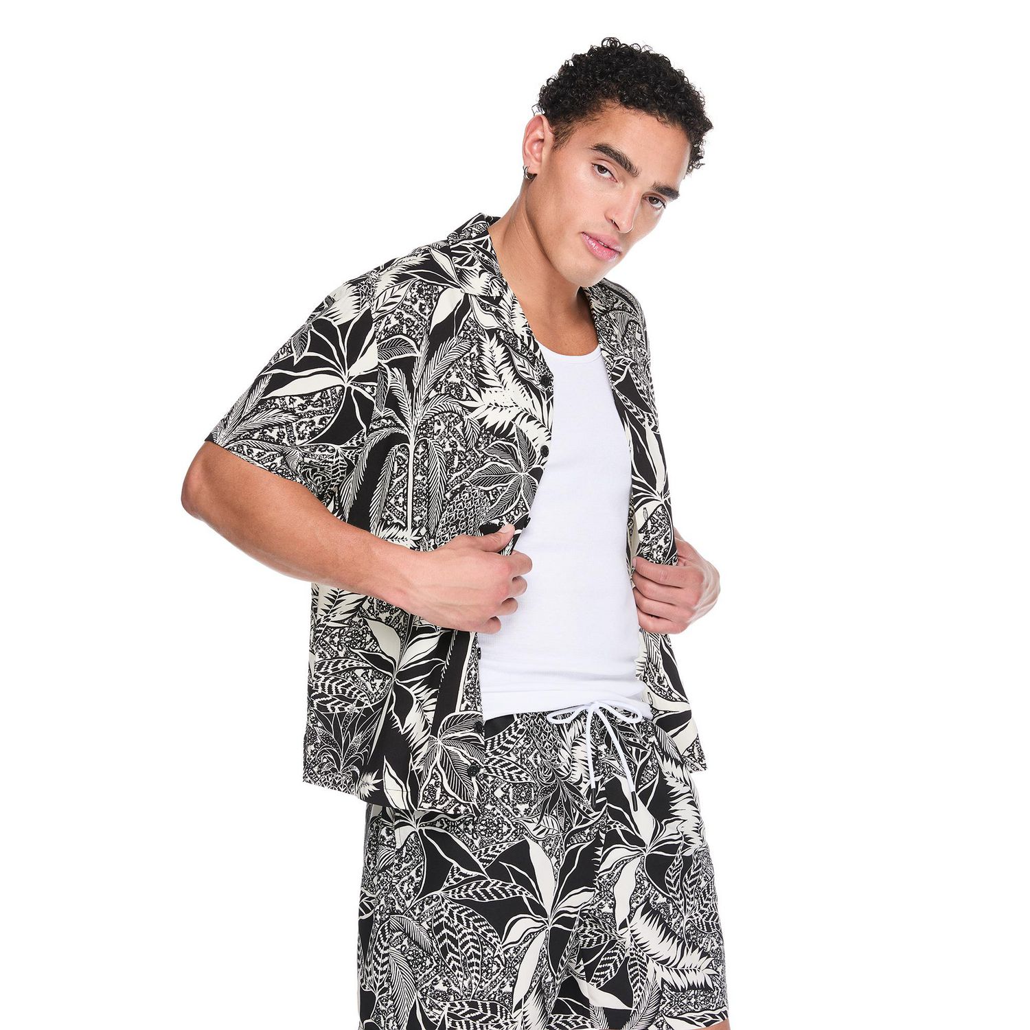 Chemise de villégiature imprimée et boutonnée à manches courtes No Boundaries pour hommes