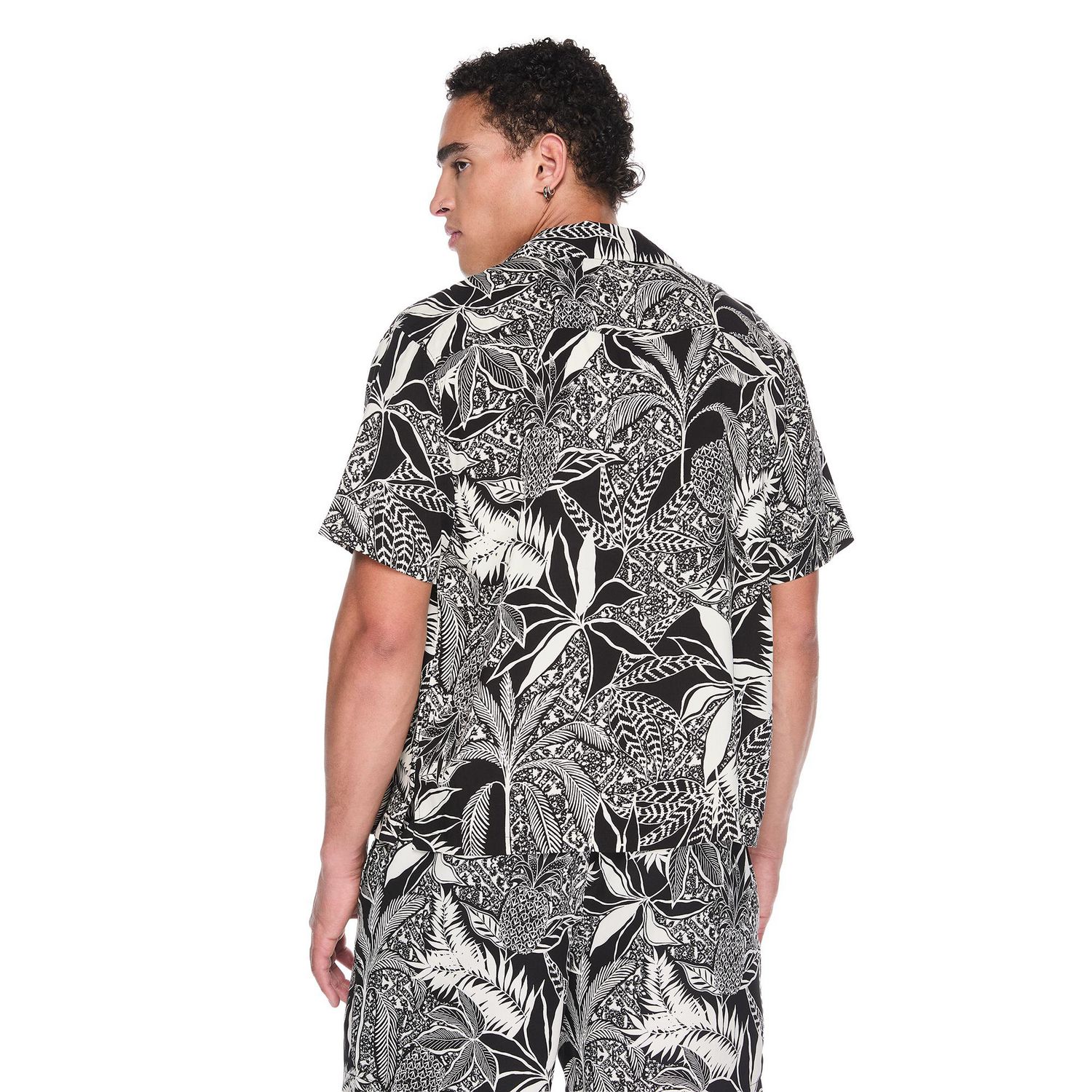 Chemise de villégiature imprimée et boutonnée à manches courtes No Boundaries pour hommes