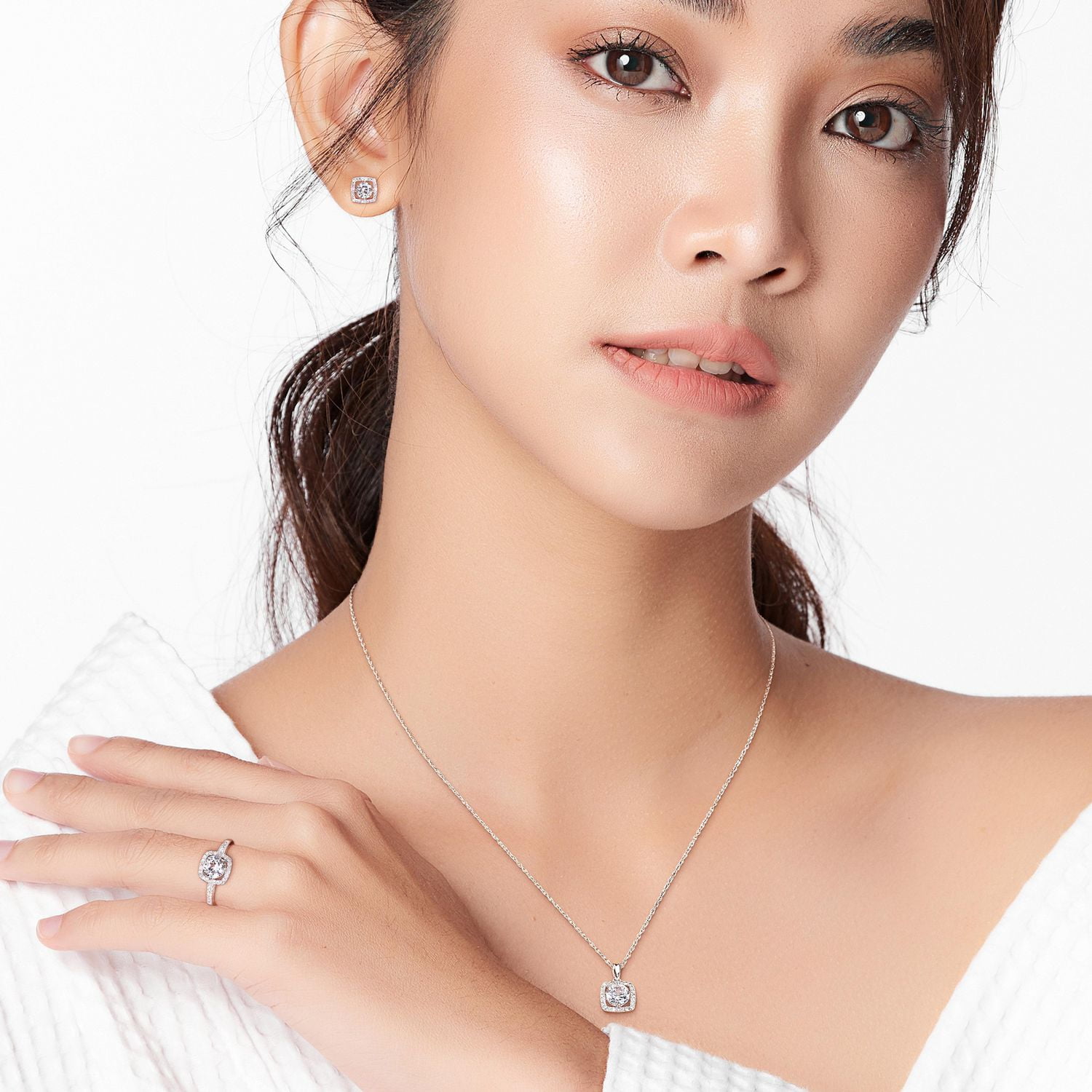 Ensemble 3PC Boucles d’oreilles, Collier et Bague carrés auréole de Miabella avec 3-1/3 Carat PBT de Saphir synthétique Blanc et 1/3 Carat Poids Total de Diamant en Or Blanc 10K