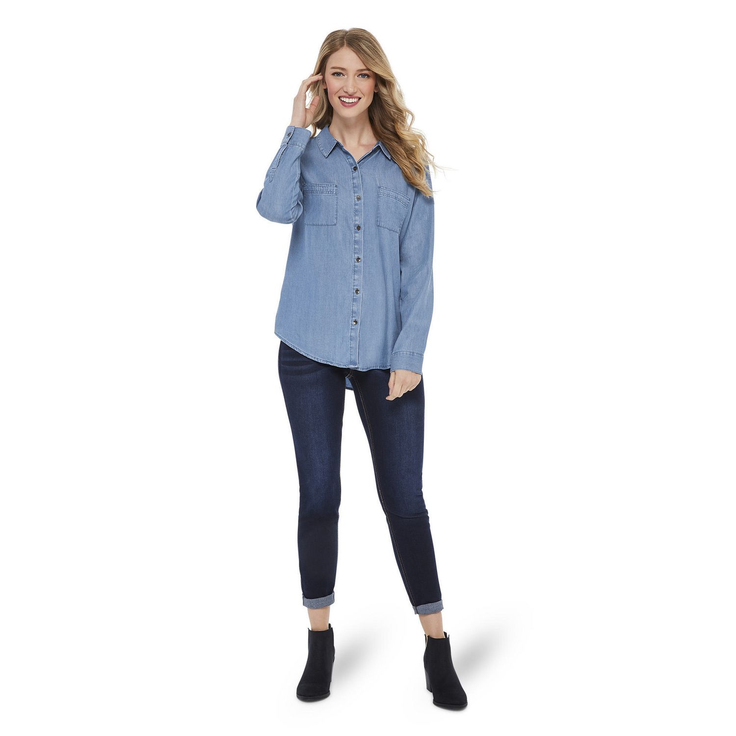 Femme chemise en jean en concentré en utilisant le poussoir dans