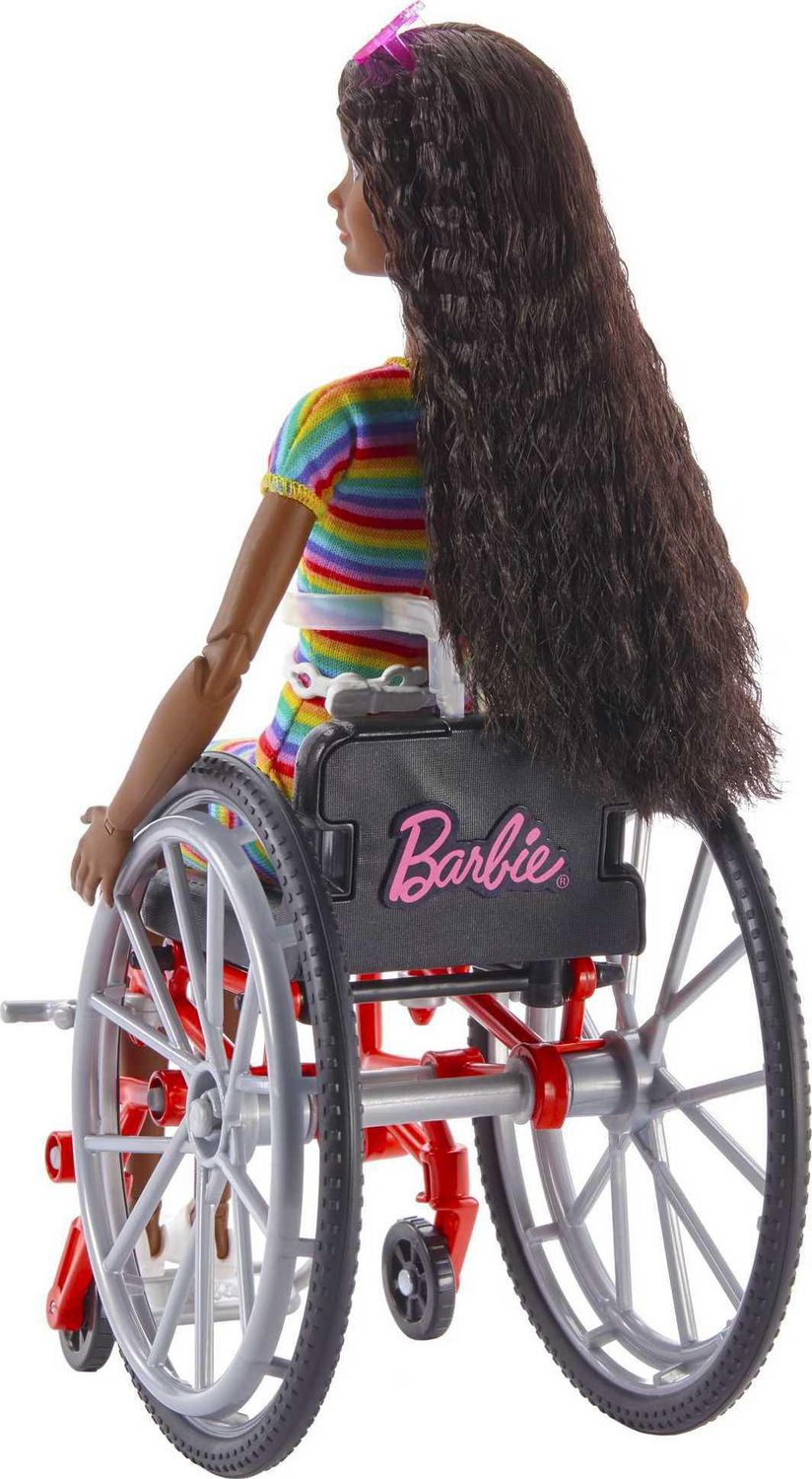 Barbie Fashionist Avec Poupée En Fauteuil Roulant Morena Doré