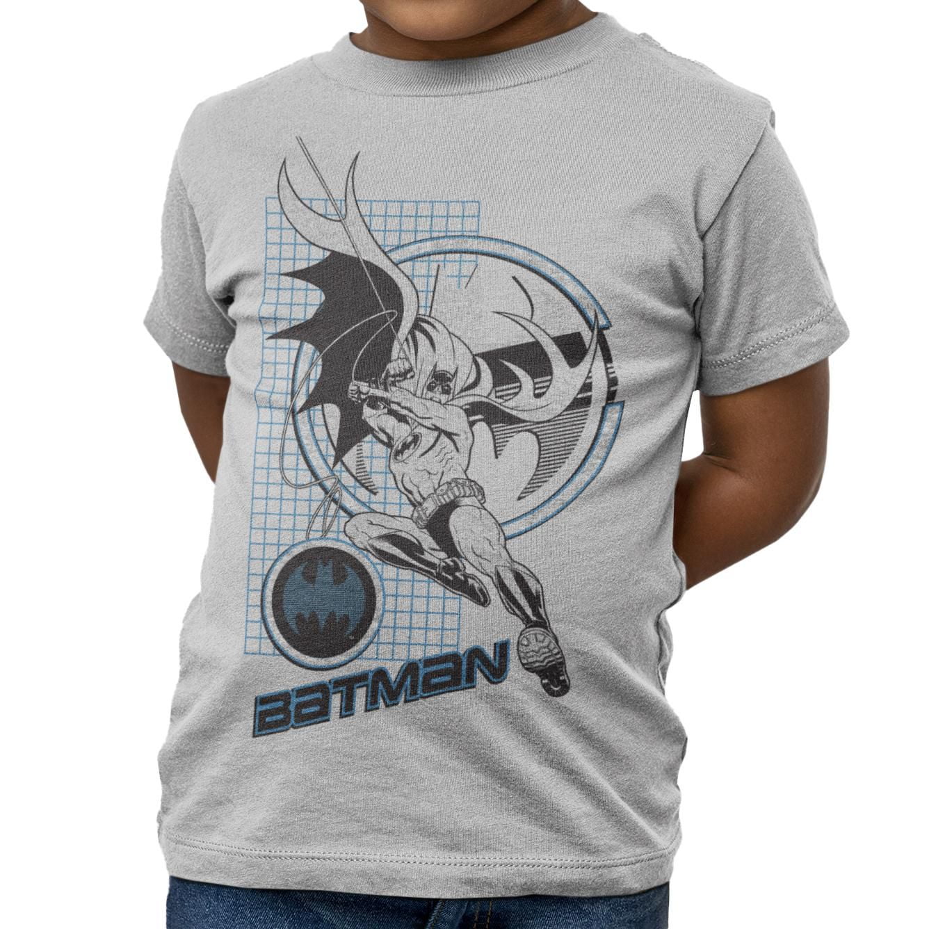 Batman T-shirt de base pour garçon. Ce t-shirt à col rond pour garçons a des manches courtes et un imprimé tendance et