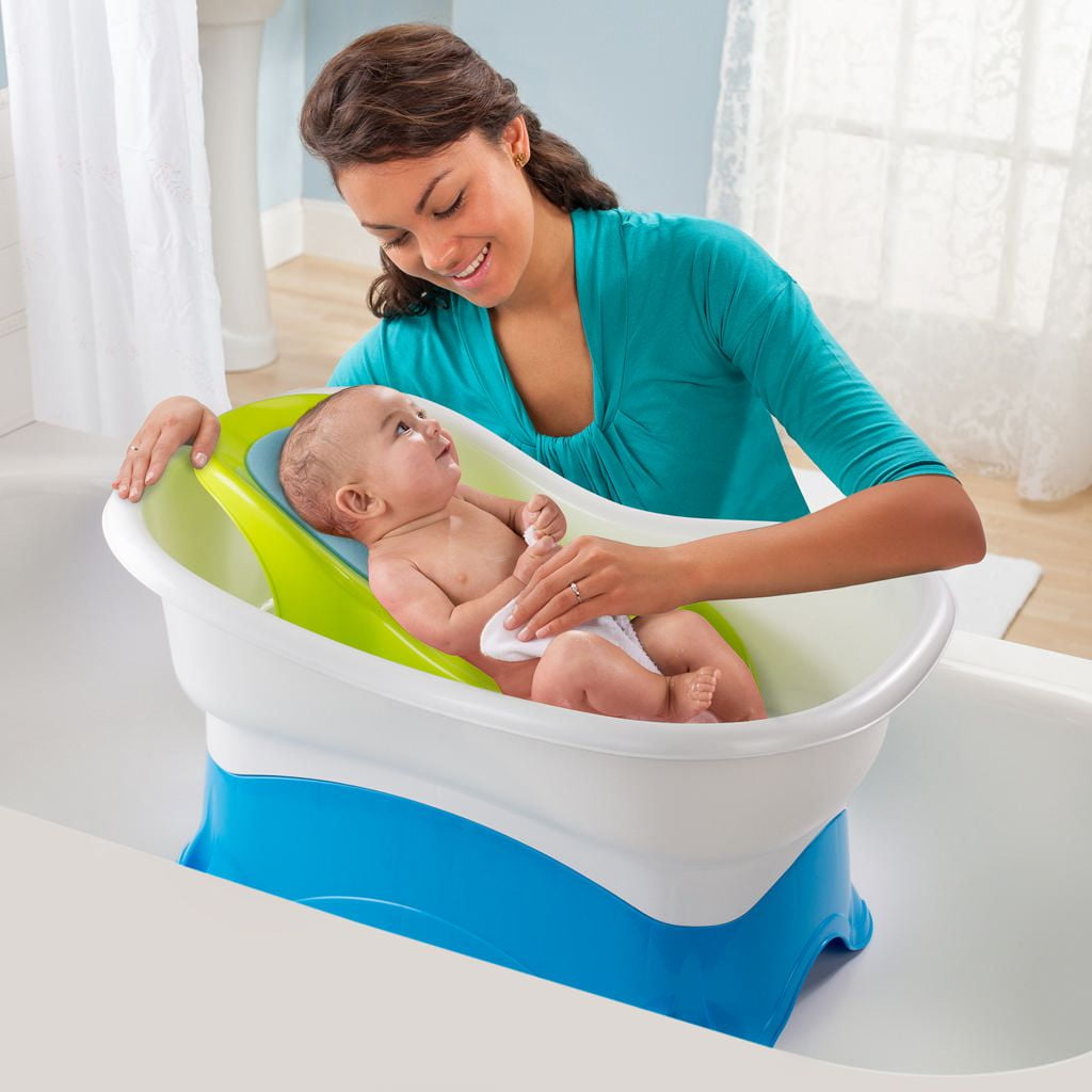 how to bathe a newborn in a baby tub