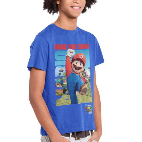Mario T-shirt de base pour garçon. Ce t-shirt à col rond pour garçons a des manches courtes et un imprimé tendance et