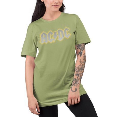 AC/DC Tee shirt femme. Ce t-shirt à manches courtes et col rond pour femme peut facilement être porté avec votre jean ou votre bas préféré et