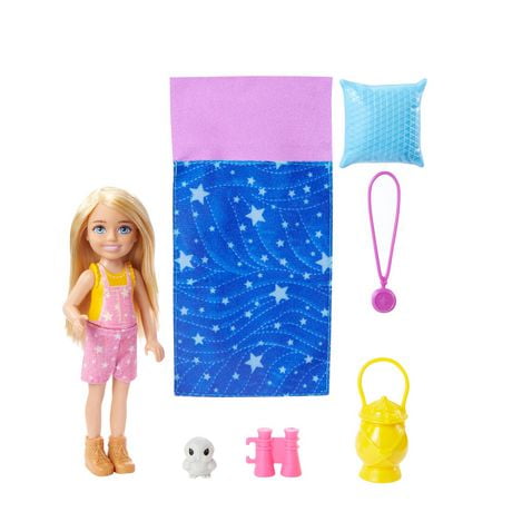 Coffret Barbie Vive le Camping avec Poupée Chelsea (environ 15 cm, Blonde), Hibou, Sac de Couchage, Jumelles et Accessoires de Camping, Cadeau pour les Enfants de 3 à 7 ans Âges 3+