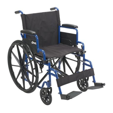 Fauteuil roulant strié de bleu de Drive Medical avec accoudoirs basculant vers l'arrière et repose-pieds rabattables de 45,72 cm (18 po)