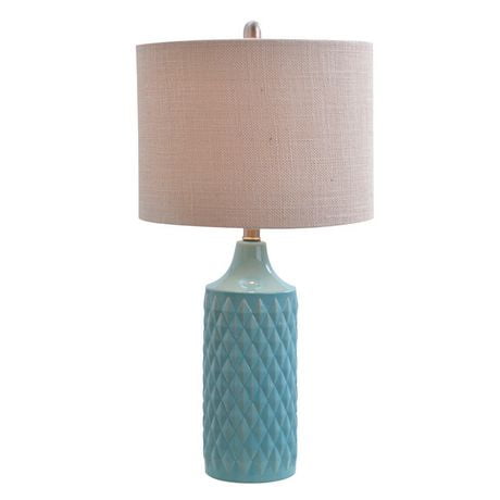 Lampe de table à base en céramique entourée d'une courtepointe bleue, Cresswell