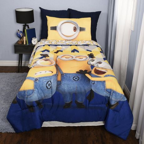 Minions 4 Piece Twin Bedding Set with Reversible Comforter, Fitted Sheet, Flat Sheet and Pillowcase