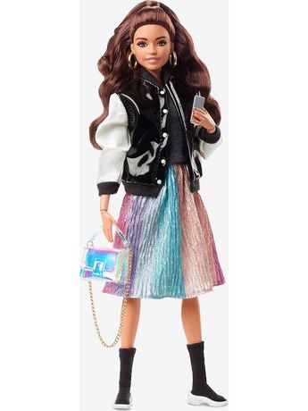 Poupée mode super articulée ​BarbieStyle Barbie Signature, brunette, avec 2  hauts, 1 jupe, 1 pantalon en denim, 1 veste, 2 paires de chaussures et des  accessoires, cadeau pour les collectionneurs 