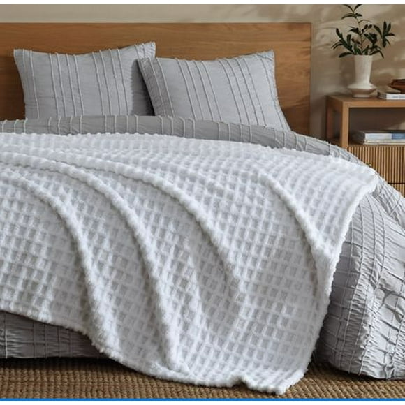Social Standard by Sanctuary, Jacquard Sherpa Blanket, Cozy, Soft, Easy Care