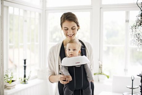 bavoir porte bébé babybjorn