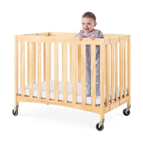 Lit De Bebe Pliant Compact En Bois Travel Sleeper Avec Matelas En Mousse De 2 Et Roulettes Surdimensionnees Naturel Walmart Canada