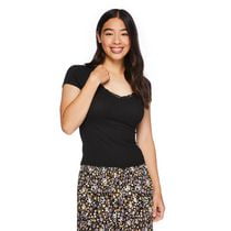 T-shirt avec encolure en V ornée de dentelle Wild Sky pour femmes