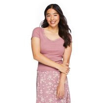 T-shirt avec encolure en V ornée de dentelle Wild Sky pour femmes