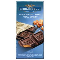 Chocolat noir au caramel et sel de mer de GHIRARDELLI – Barre (100 g)