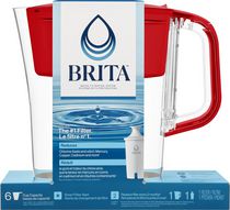 Petit pichet de filtration d’eau Brita® d’une capacité de 6 tasses avec 1 filtre Brita® standard, sans BPA, modèle Denali rouge