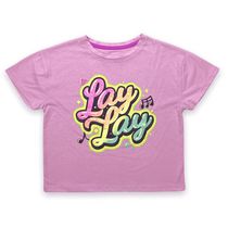 That Girl Lay Lay T-shirt mode pour fille. Ce t-shirt court et élégant pour filles est à la mode avec une épaule tombante à manches courtes et