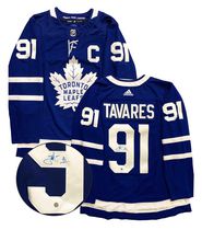 John Tavares signé Jersey Toronto Maple Leafs bleu Pro Adidas avec "C"