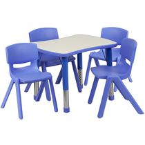 Ensemble de 4 chaises avec table d'activités rectangulaire de 21,875 po larg. x 26,625 po long. en plastique bleu à hauteur réglable